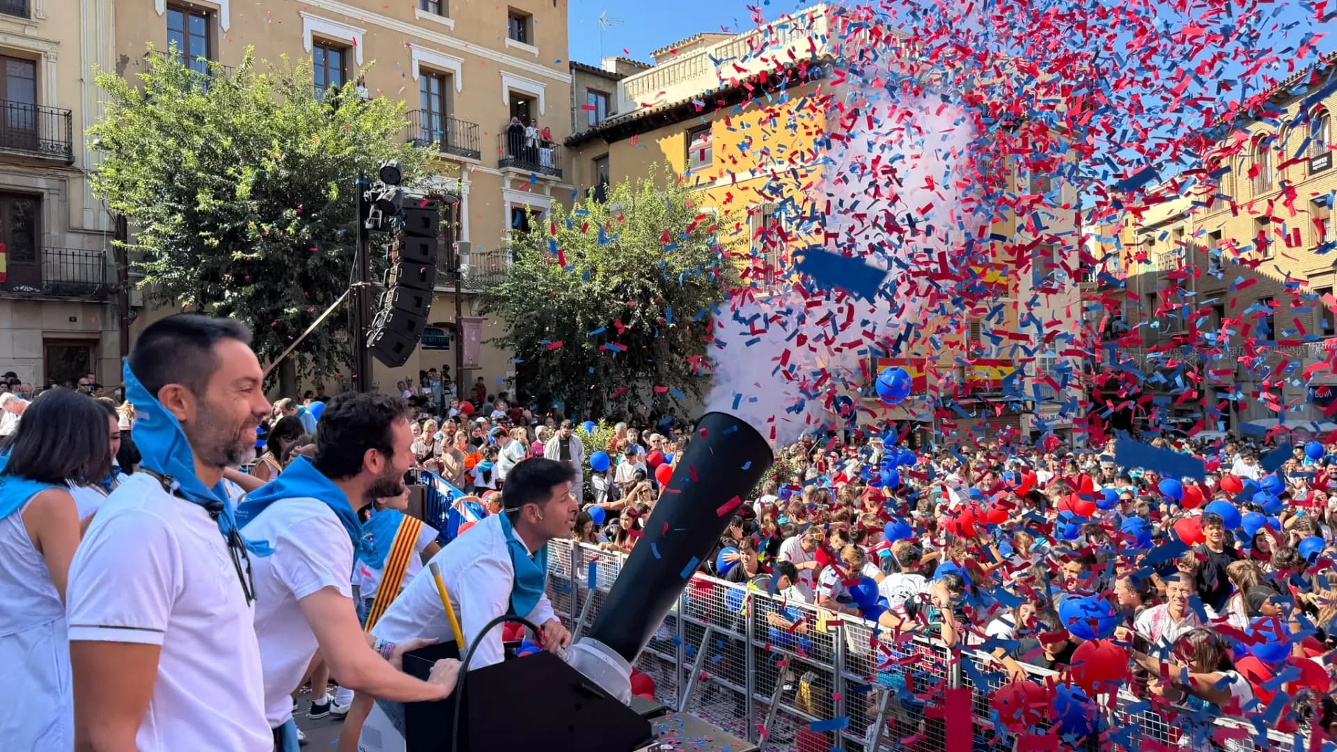 Cañón de confeti rojo y azul sobre la plaza llena en San Mateo 2026