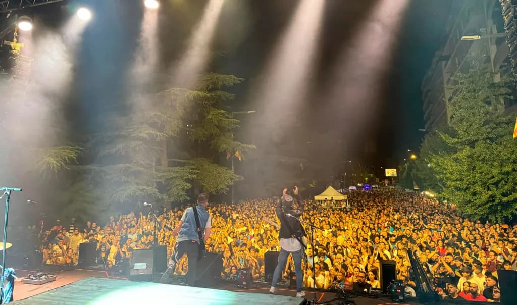 Concierto en la Avenida de Lérida visto desde el escenario, con miles de personas