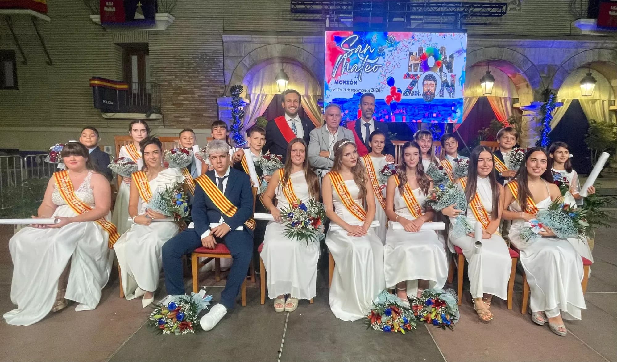 Corte de honor de San Mateo 2026 con sus bandas y ramos frente al Ayuntamiento