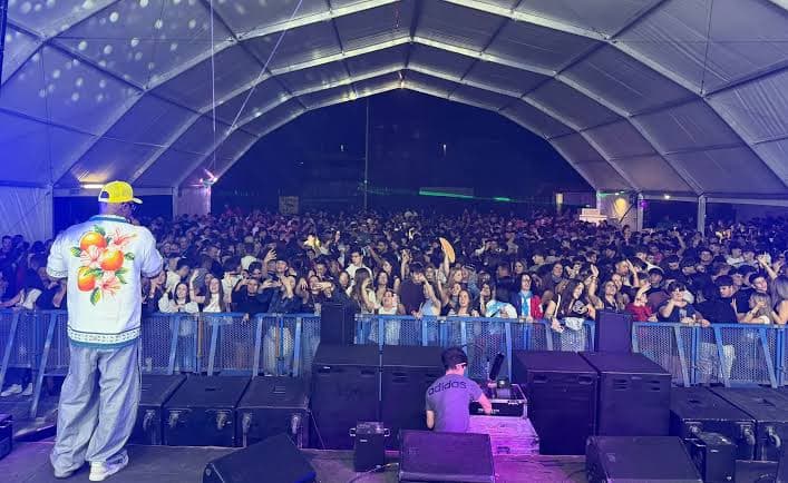 La carpa del SENPA llena de gente bailando de madrugada